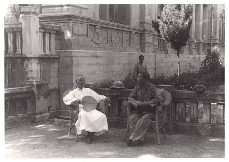 Chiang Kai-shek (left), Director-General of the Kuomintang, having a discussion with Chu Shao-liang (right), Governor of the Fujian Provincial Government in July 1949.