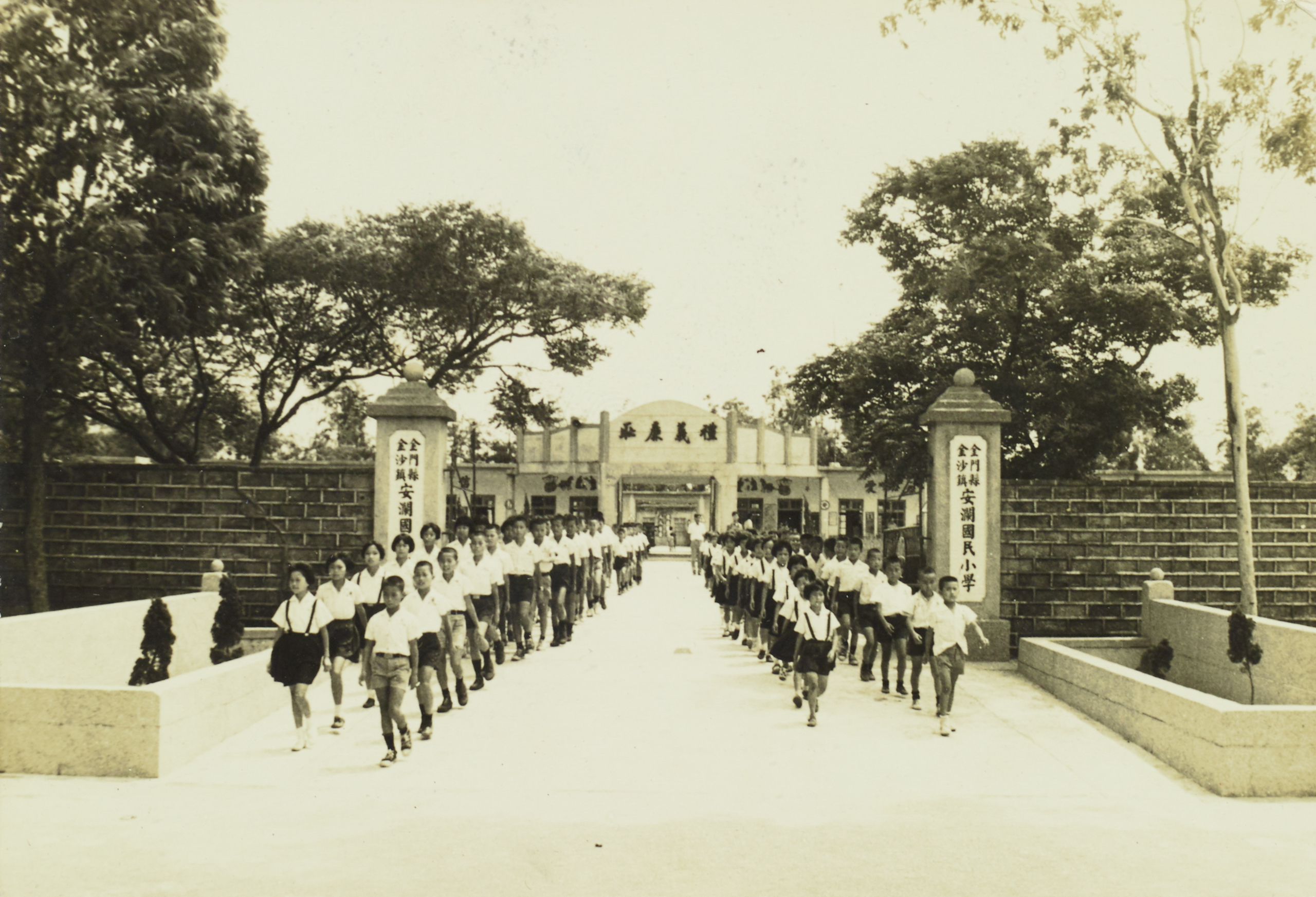 Governor Hu Lien founded An Lan Primary School in Kinmen.