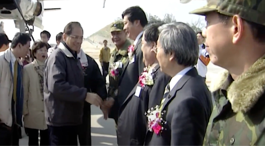 On January 23, 2003, Executive Yuan Premier You Si-kun attended the opening ceremony of the Nangan Airport Terminal Building. (Open a new window to YouTube)